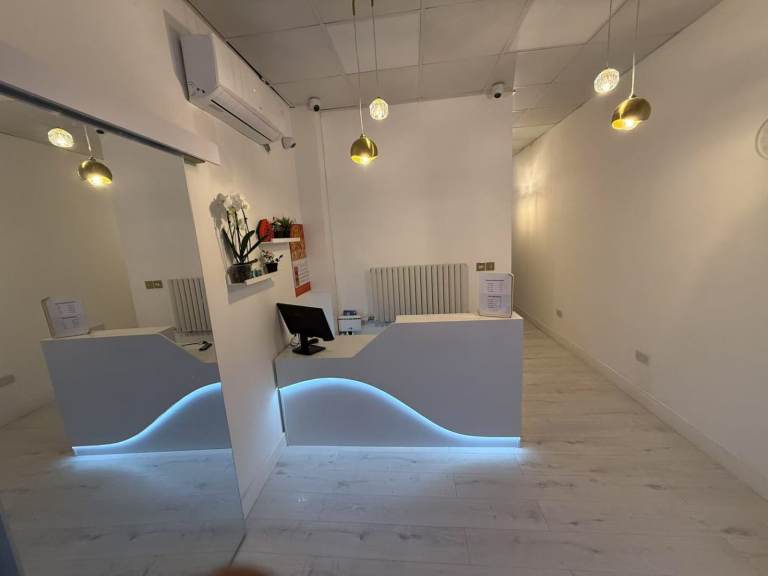 Ground floor buty shop, or rooms to rent. Old street station/angel Beauty shop!