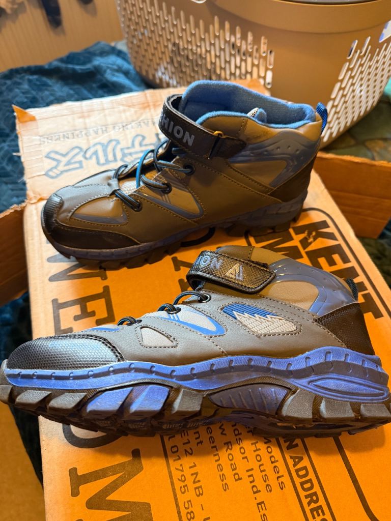 Unisex waterproof hiking boots size 5