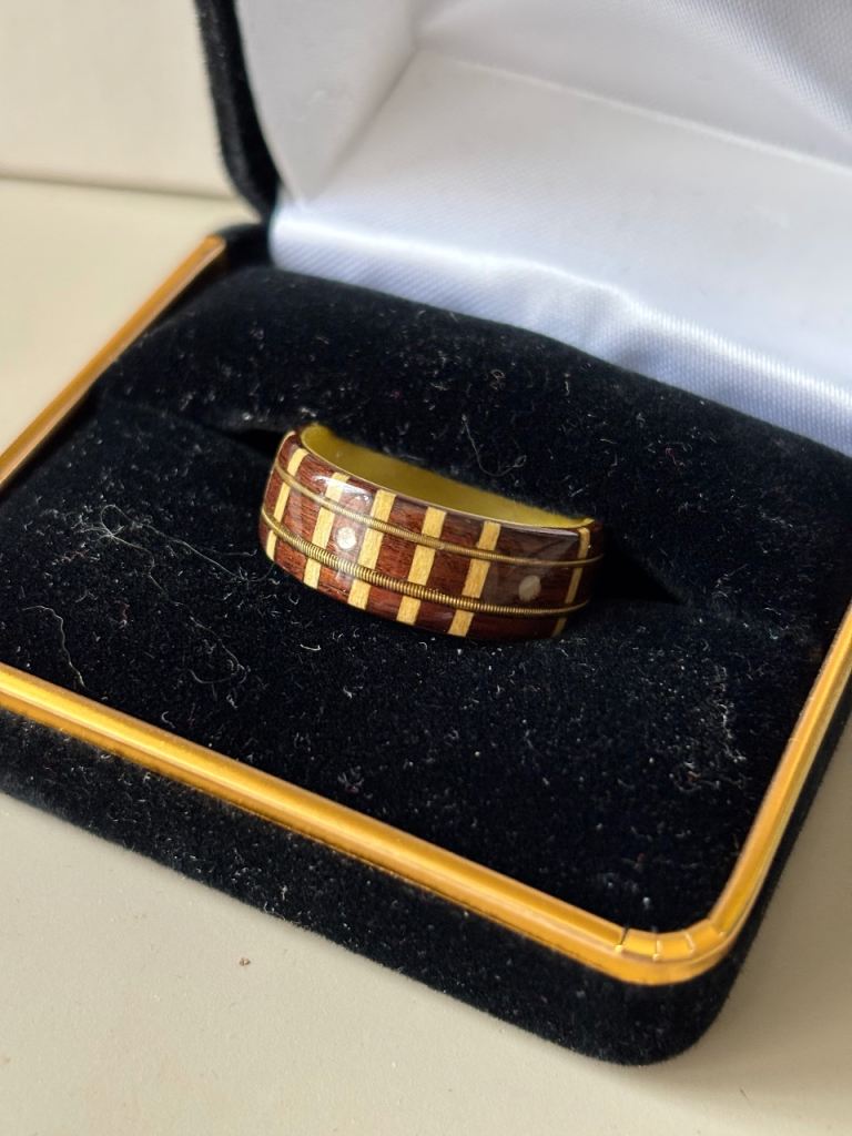Guitar ring size T