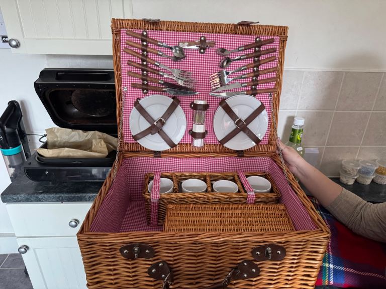 Picnic basket and accessories 