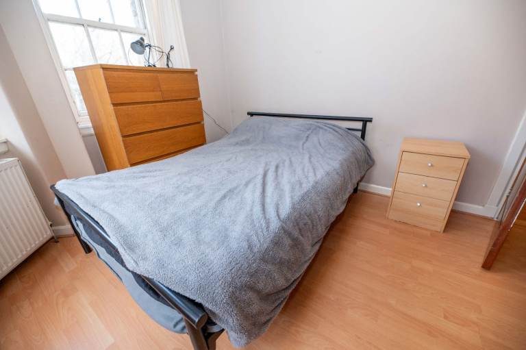  NOT HMO: Stunning, 3 bedroom, 1st floor flat in Southside – available January
