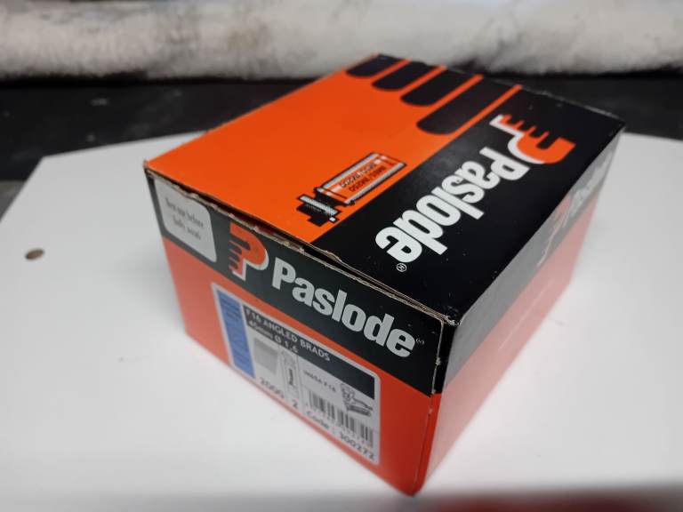 NEW BOX OF 45MM ANGLED PASLODE BRADS & 2 GASSES, LONG DATES