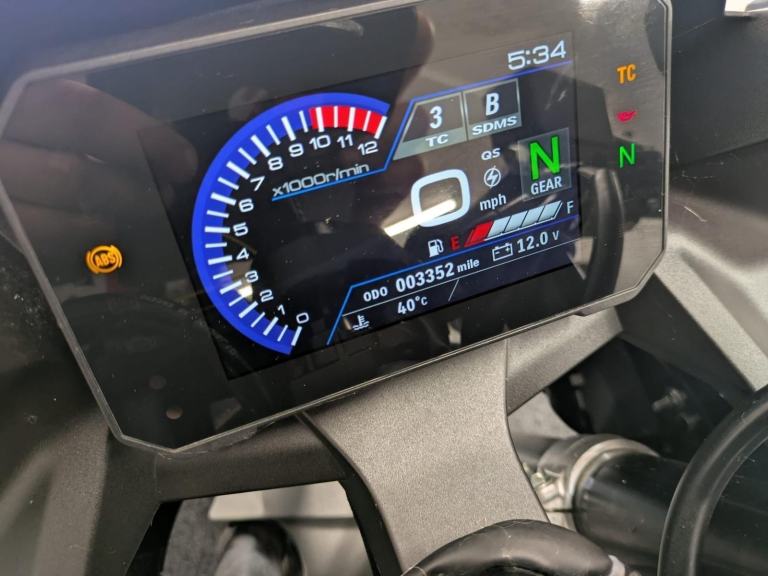 SUZUKI GSX8R ** FULL DOCUMENTED SERVICE HISTORY - QUICK SHIFT - BOTH BOOKS **