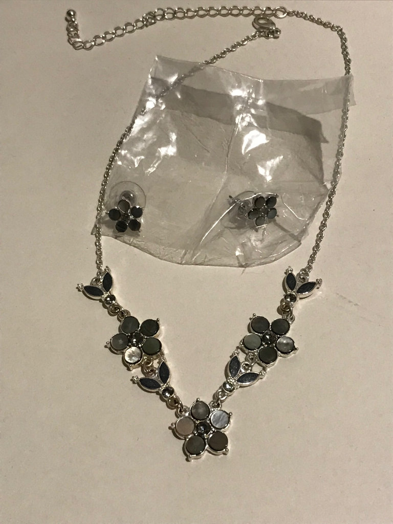 New Costume Jewellery: 2 Necklaces, 1 with matching earrings