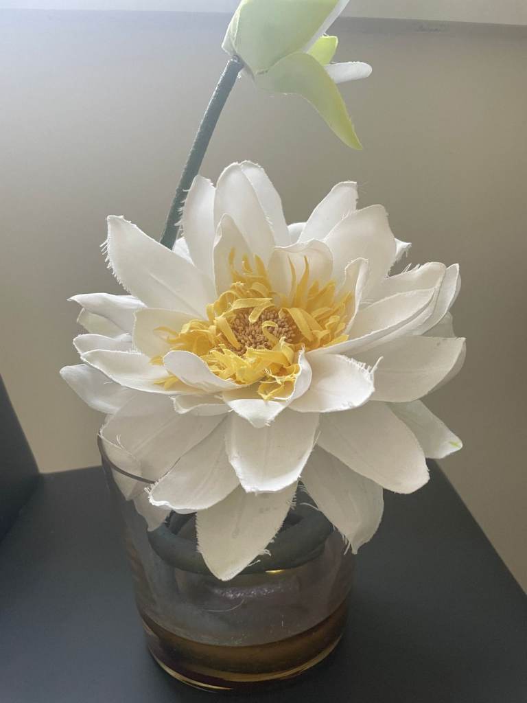 Bautiful decorative flower in glass pot / vase 