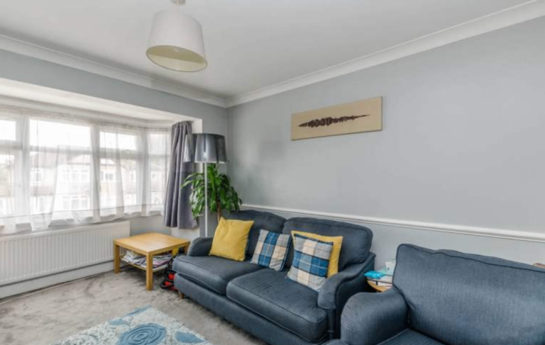 Modern 1-Bed Maisonette | Furnished | Fitted Kitchen | Parking |  Weald Lane, Harrow, London - HA3