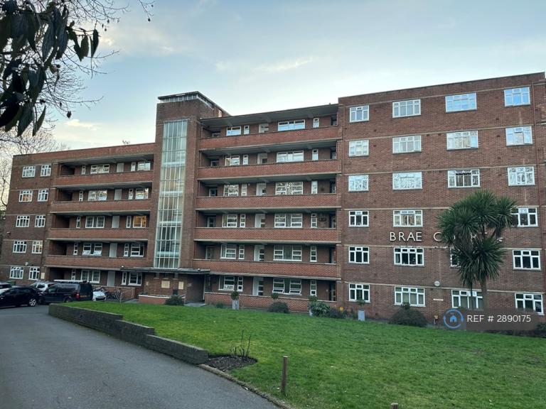 2 bedroom flat in Kingston Hill, Surrey, KT2 (2 bed) (#2890175)