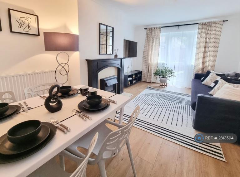 1 bedroom flat in Byng Drive, Potters Bar, EN6 (1 bed) (#2813594)