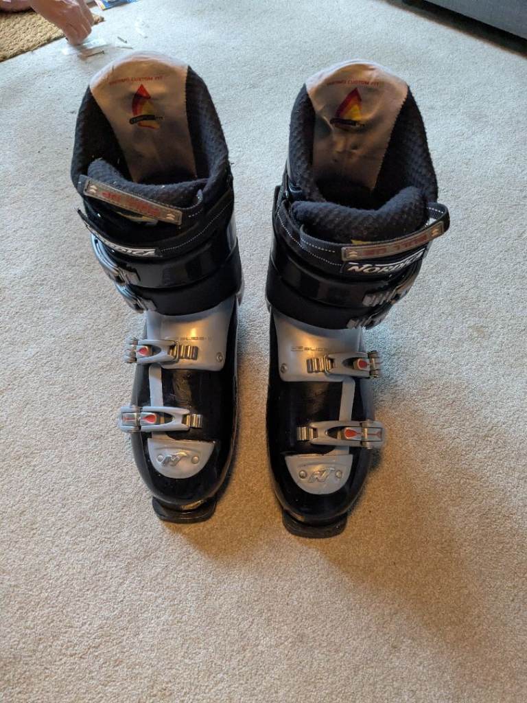 Mens Size 11 Ski Boots