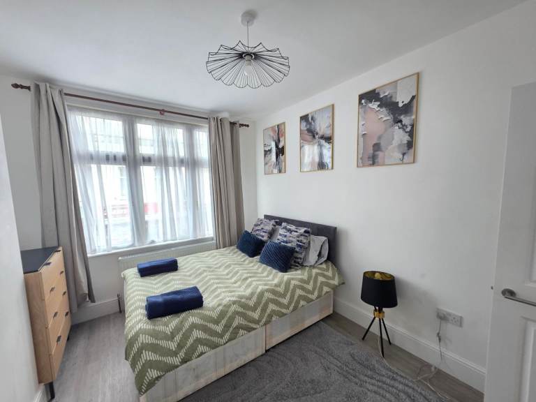 Stylish 2-Bedroom Airbnb – Finished to a High Standard – Now Available in Croydon (CR2 6PA)