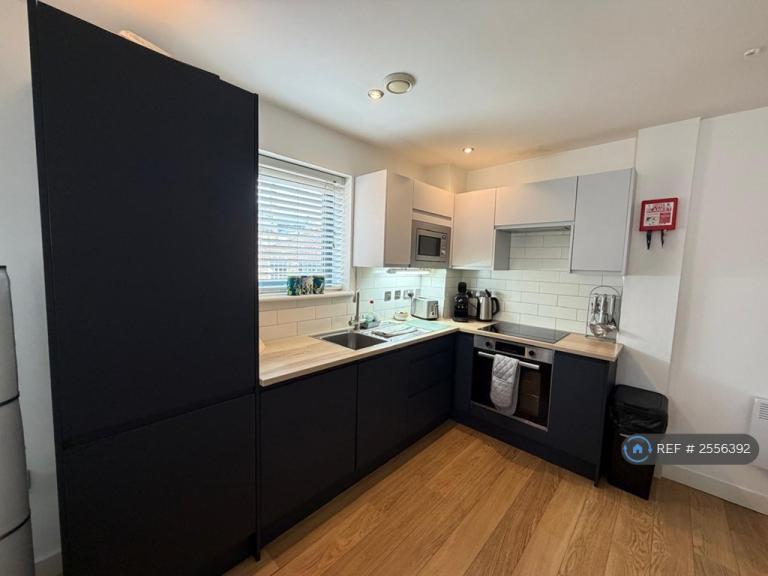 2 bedroom flat in Waterloo Court, Leeds, LS10 (2 bed) (#2556392)