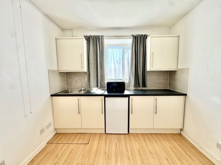 Great Size bedsit - Holloway Road, Islington, London, N7 - Ref: 492