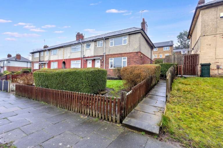 3 Bedroom Semi-Detached House with Gardens & Downstairs WC – Owlet Road, BD18 – £1,000 pcm