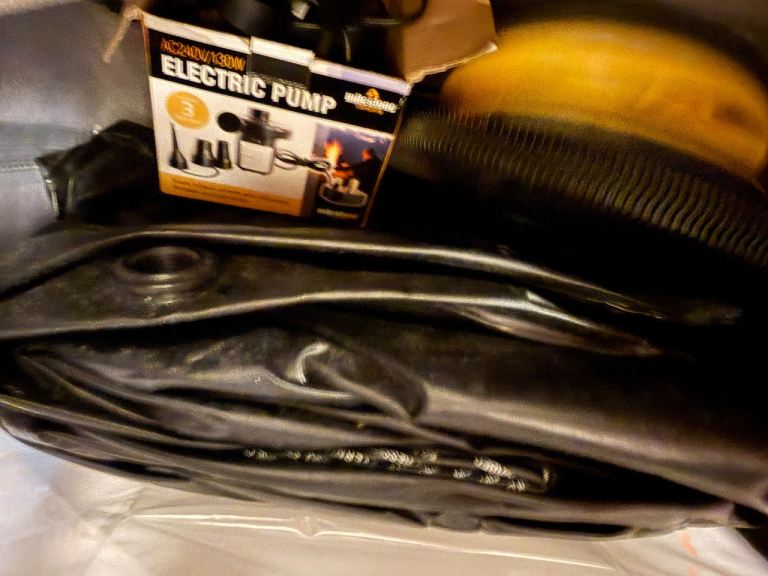 Inflatable double airbed