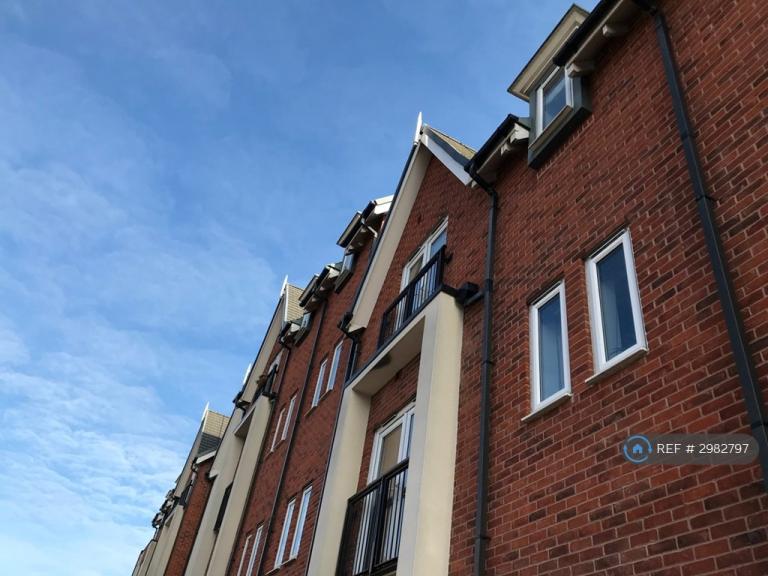 2 bedroom flat in Houseman Crescent, Manchester, M20 (2 bed) (#2982797)
