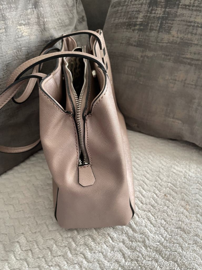 Ladies Guess handbag 