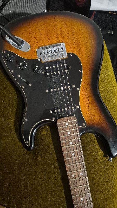 Affinity series strat hss gutair 