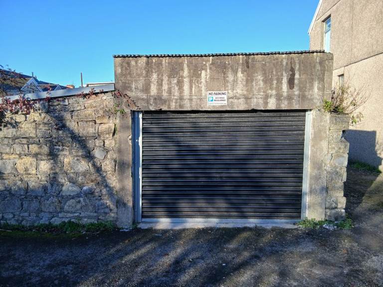 Garage for rent in Bridgend 