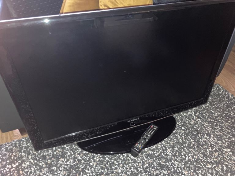 Samsung Flat 40” TV with Remote – Excellent Condition