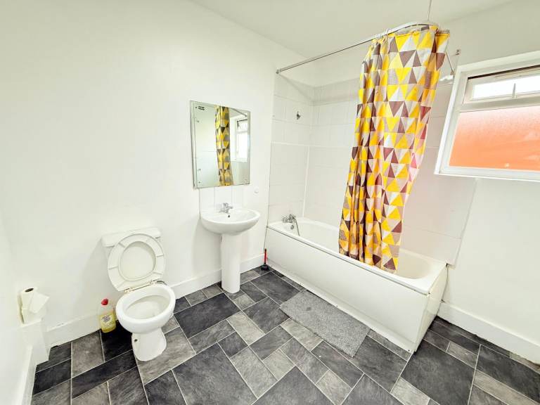 Beautiful Three Bedroom Terraced House to let on Highbury Gardens Seven Kings IG3,