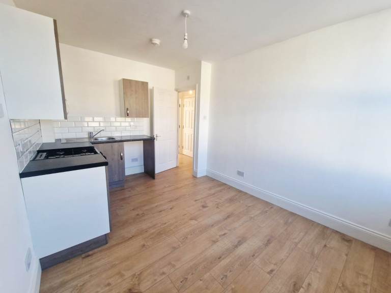 LARGE ONE BEDROOM FLAT THORNTON HEATH/SELHURST SE25