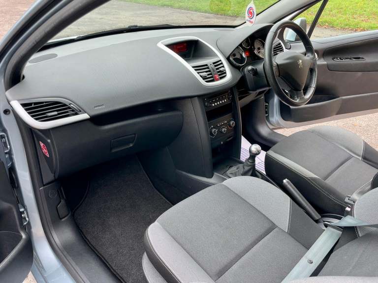 PEUGEOT 207 1.4 HDi Envy 2011