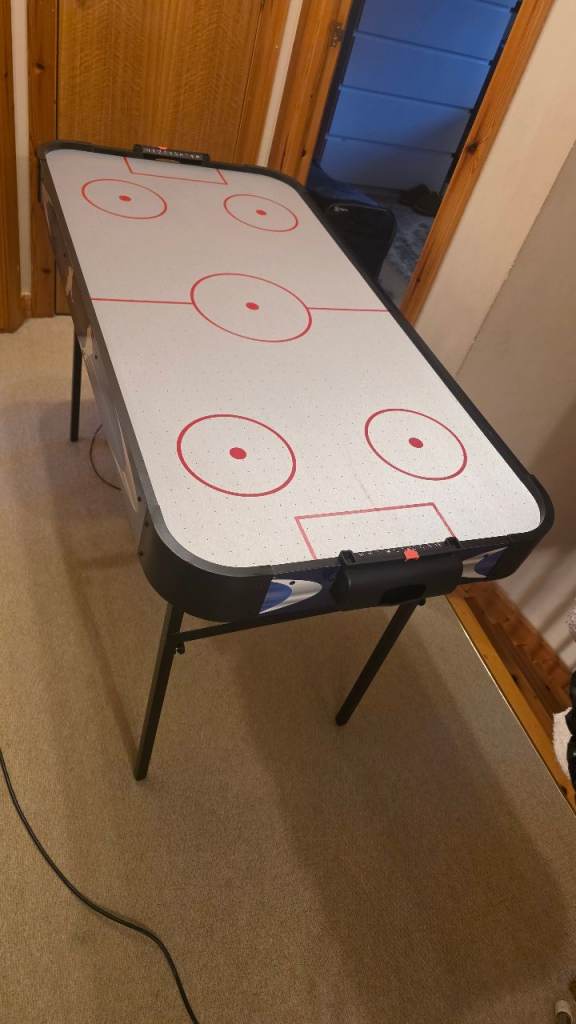 Air hockey table