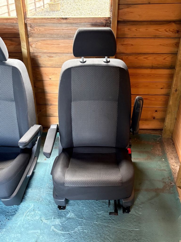 VW Transporter Captain seats 6-6.1
