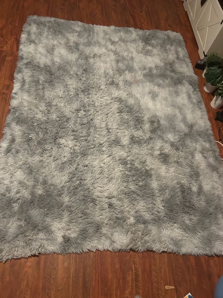 Large Grey Shaggy Rug – Good Condition
