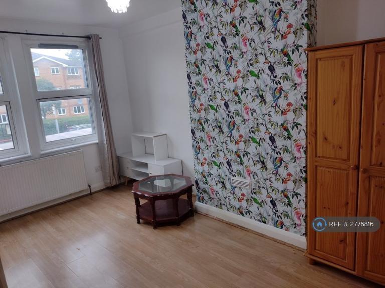 3 bedroom flat in Honeypot Lane, Stanmore, HA7 (3 bed) (#2776816)