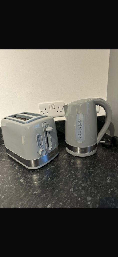 Kettle and toaster 