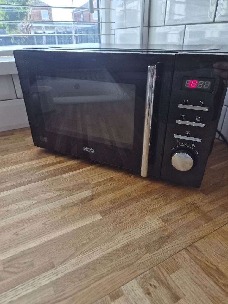 Delonghi Black Microwave Oven - Good Condition