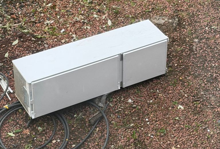 Integrated fridge freezer 