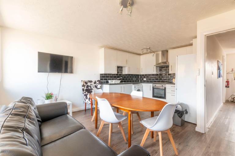 Stylish, 4-bedroom, HMO flat split over 2 levels, with views to Salisbury Crags – available June