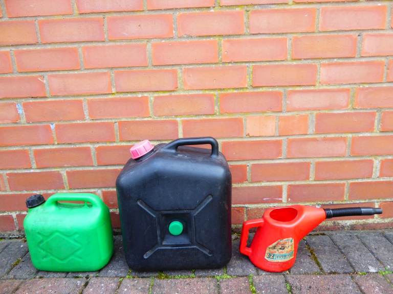 20 LITRE BLACK DIESEL JERRY CAN, 5 LITRE PETROL CAN & 2.2 LITRE FLEXI-CAN