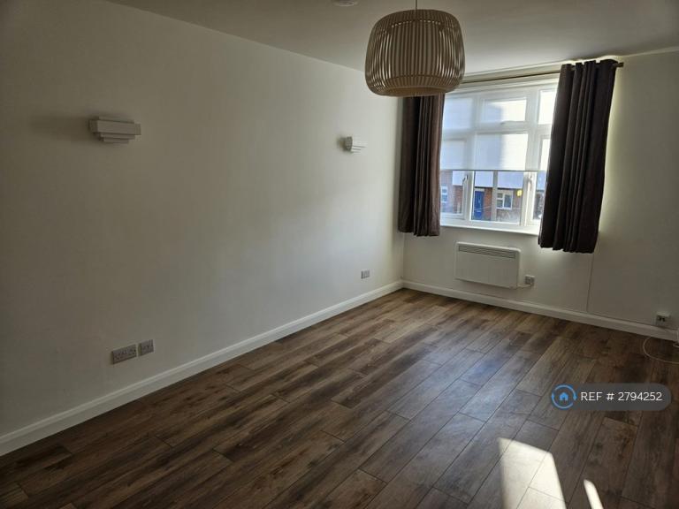 1 bedroom flat in Little Queens Road, Teddington, TW11 (1 bed) (#2794252)