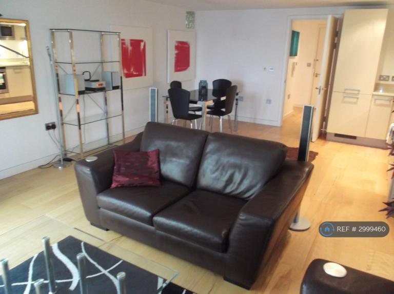 2 bedroom flat in Water Gardens Square, London, SE16 (2 bed) (#2999460)