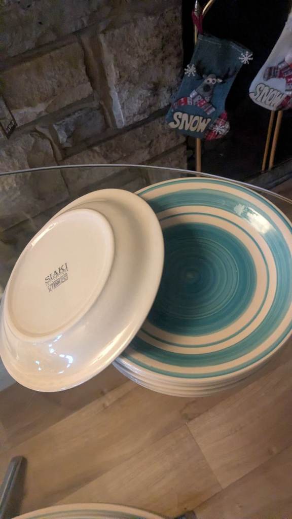 Set of dinner plates 