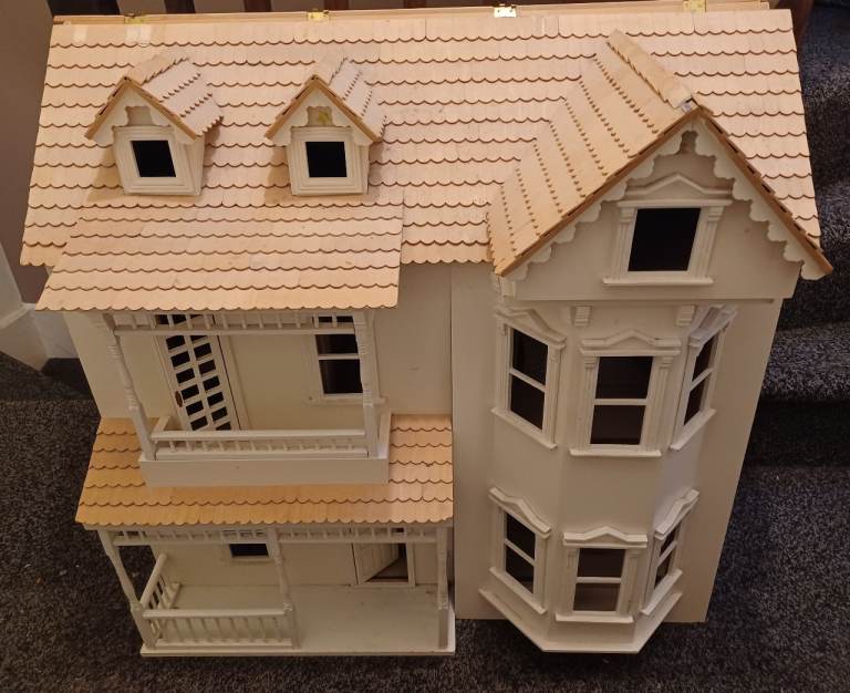 Beautiful Dolls House with furnture and 11 dolls