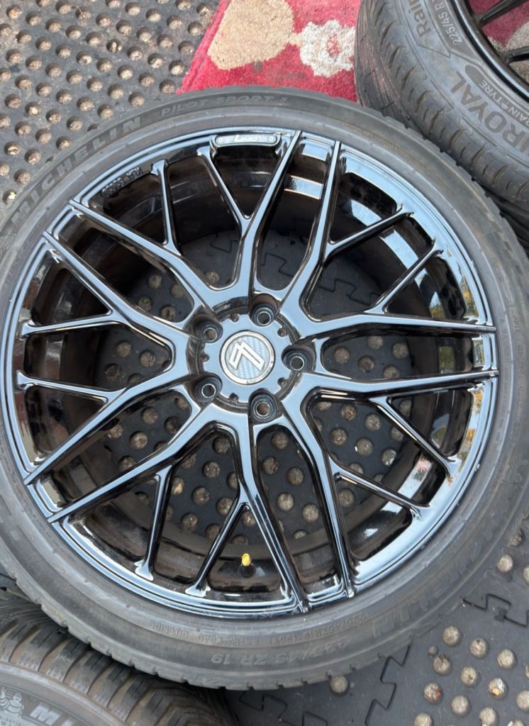 The 19" Lenso CQA in Gloss Black rims