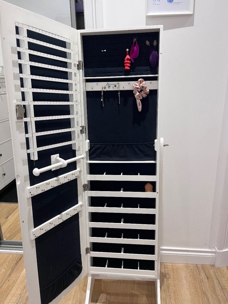 Mirror cabinet with jewellery storage