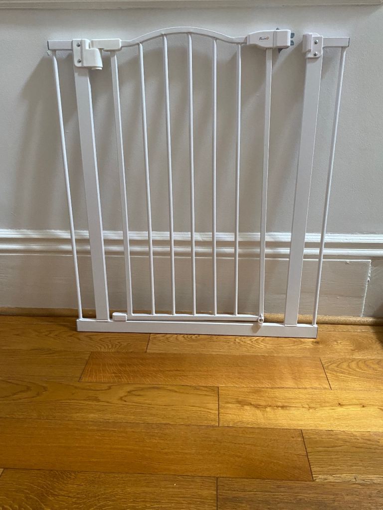 PawHut Pressure Fit Dog Stair Gate No Drilling Safety Gate Auto Close for Doorways, Hallways. 