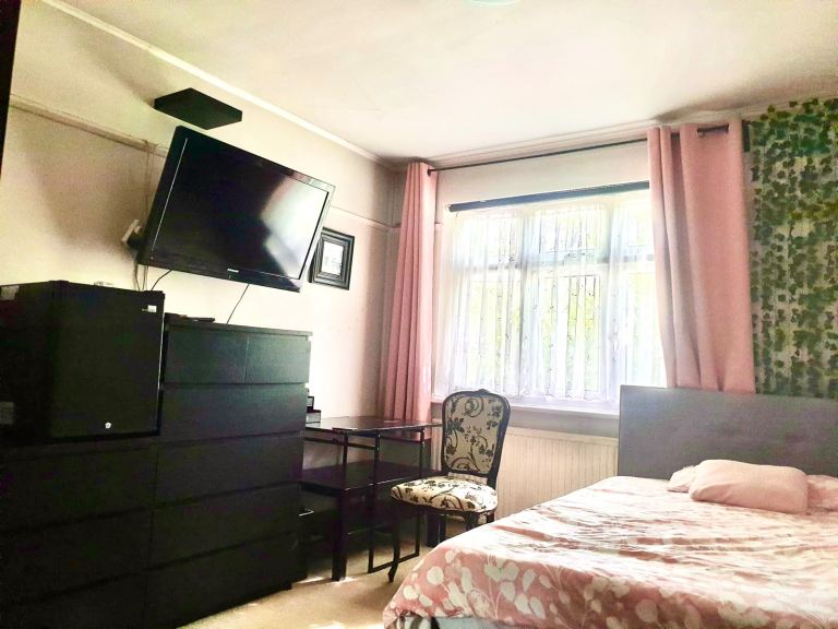 Good Size-High Spec Double Room to rent, Ealing – Pitshanger – Hanger Lane 