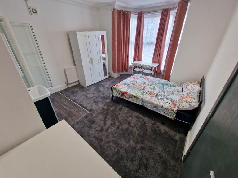 Ensuite double room to let near Bournemouth Train Station.