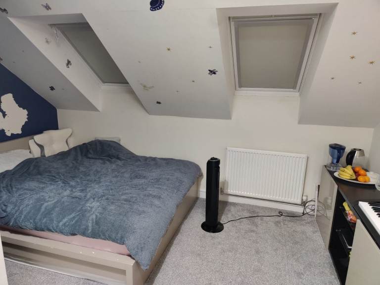 Spacious & Cosy Ensuite Room for Rent in - SK14 3FW