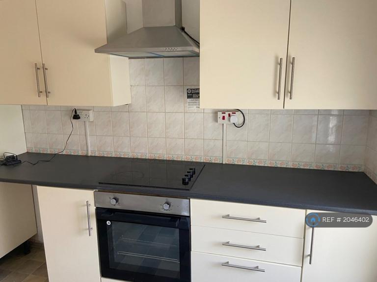 2 bedroom flat in Ivydene, Whitland, SA34 (2 bed) (#2046402)