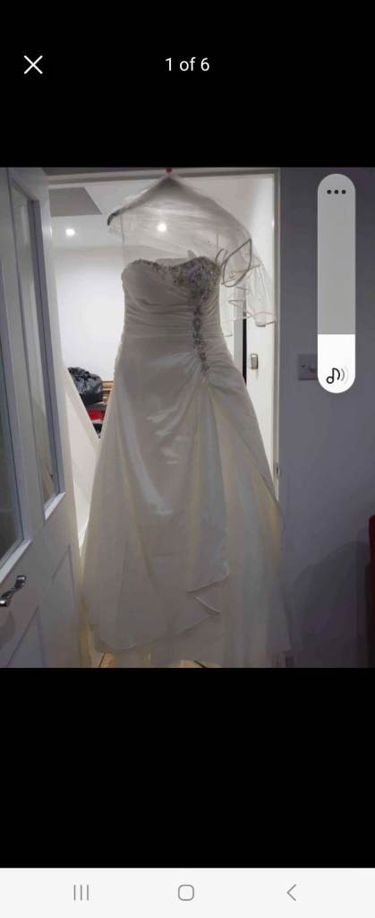 Size 8 ivory wedding dress with veil 