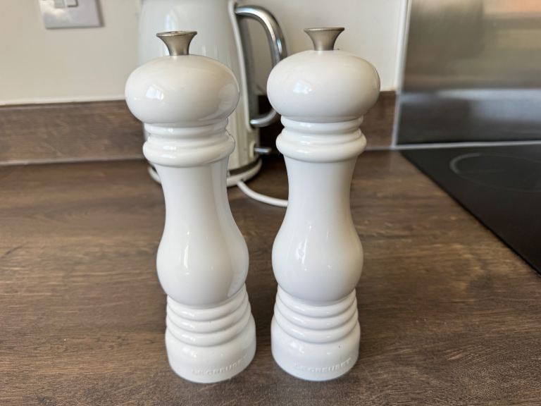 Le Creuset Salt & Pepper Mills – White, Good Condition