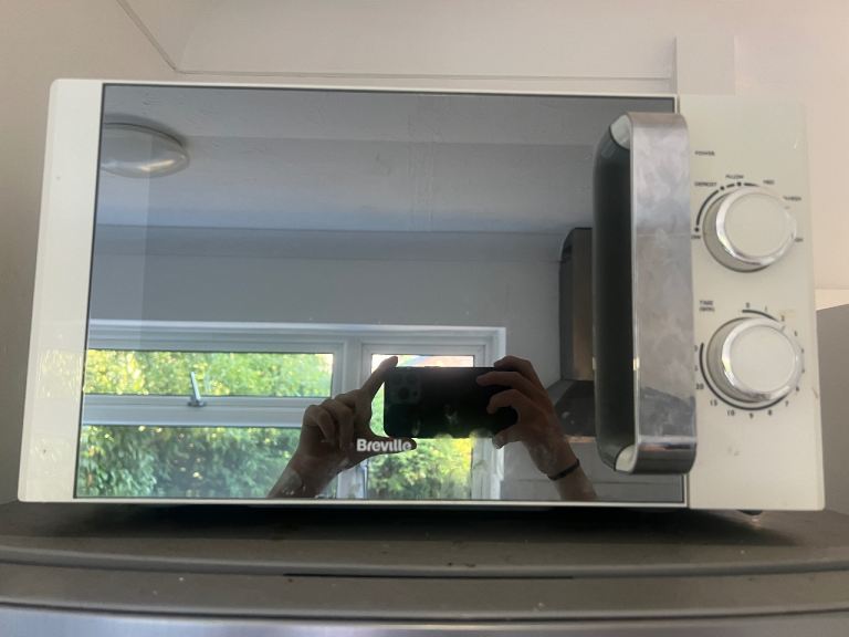 Breville Microwave Oven – White, Good Condition