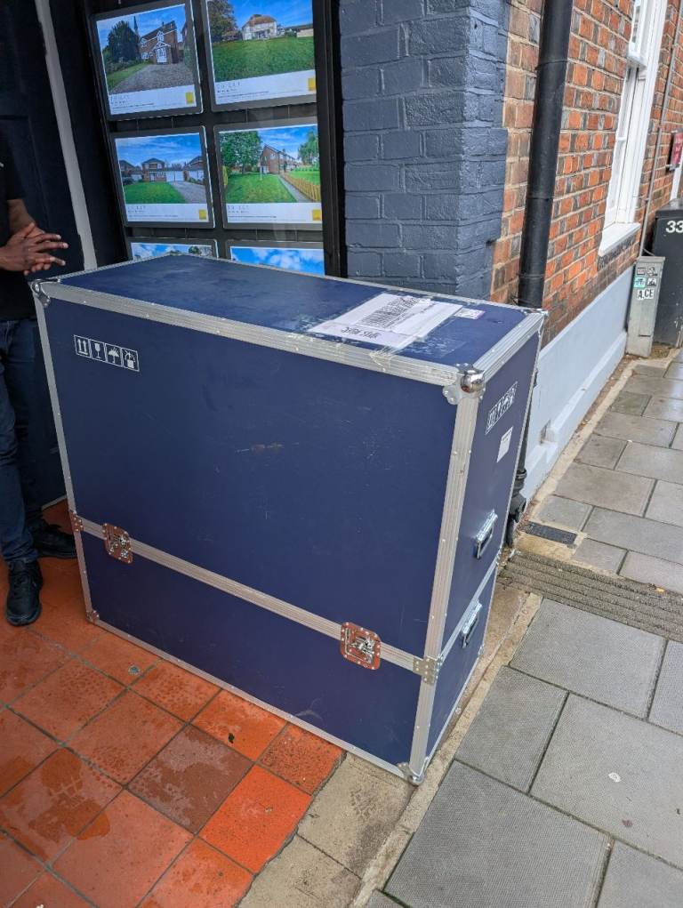 Large heavy duty professional NSP flight case (approx 1m wide)